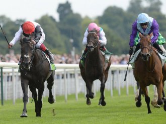 Arabian Queen (right) battles back to claim the scalp of Golden Horn into the Global